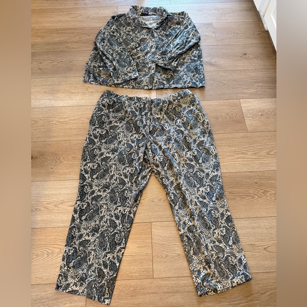 Dogg Supply by Snoop Dogg, comfy pajamas, size 3X and‎ made of 100% polyester.